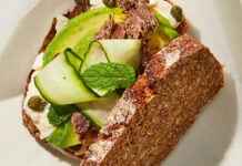 Αυγό, καβουρμάς και φρεσκάδα: το απόλυτο comfort sandwich