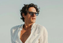 Πάνος Βλάχος: Κατέβηκε στην Ερμού με την κιθάρα του και τραγούδησε για καλό σκοπό