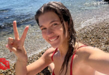 Κλέλια Ανδριολάτου: Με μαγιό το πρωί, με κασκόλ και παλτό το βράδυ