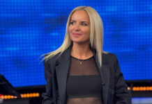 Μαρία Μπεκατώρου: Ατενίζει το απέραντο γαλάζιο σε έναν κρυμμένο «παράδεισο» που θυμίζει νησί, μόλις 1,5 ώρα από την Αθήνα