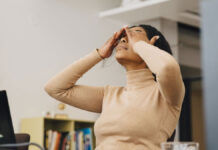 Office air: Το viral skincare trend που εξηγεί τι παθαίνει η επιδερμίδα στο γραφείο