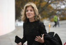 Caroline Kennedy: Μια ζωή σημαδεμένη από τραγωδίες, στη σκιά του αδελφού της Τζον