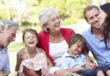 Γιατί να μην πιέζεις το παιδί σου να αγκαλιάζει συγγενείς