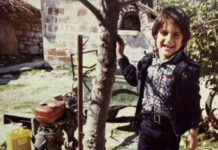 Αναγνωρίζεις ποιος γνωστός Έλληνας τραγουδιστής είναι το παιδάκι στη φωτογραφία;