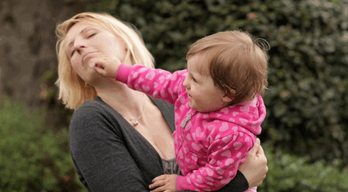 Το παιδί σου σε χτύπησε; Δες τι χρειάζεται πραγματικά εκείνη τη στιγμή