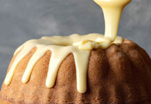 Αφράτο κέικ με λευκή σοκολάτα που λιώνει στο στόμα