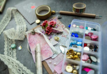 Πώς να δημιουργήσετε αυτόν τον ultra trendy τοίχο με chrome «βότσαλα»