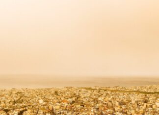 Καιρός σήμερα: Λασποβροχές, αφρικανική σκόνη και ισχυροί άνεμοι