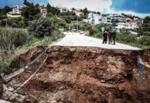 Κακοκαιρία Erminio: Δρόμος κατέρρευσε και έγινε χαράδρα μήκους 10 μέτρων στην Καλλιτεχνούπολη