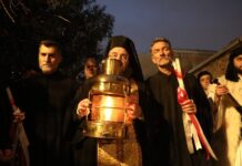 Το Άγιο Φως ταξιδεύει από το Μετόχι του Παναγίου Τάφου στην Πλάκα σε όλη τη χώρα – Με τιμές αρχηγού κράτους έγινε η υποδοχή του