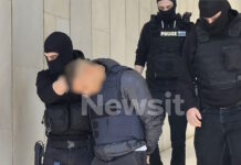 Δολοφονία στον Άγιο Δημήτριο: Η στιγμή που ο 20χρονος δράστης και οι άλλοι 3 συλληφθέντες οδηγούνται από τη ΓΑΔΑ στο Ναυτοδικείο