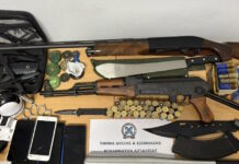 Αίγιο: Συλλήψεις για την άγρια επιδρομή σε καφετέρια, όπλα, ματσέτα και σιδερογροθιά στα σπίτια τους