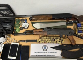 Αίγιο: Συλλήψεις για την άγρια επιδρομή σε καφετέρια, όπλα, ματσέτα και σιδερογροθιά στα σπίτια τους