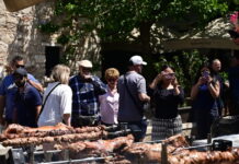 Στήθηκαν οι σούβλες στο Μοναστηράκι: Ουρές από Αθηναίους και τουρίστες για τα αρνιά και τα κοκορέτσια, δείτε βίντεο