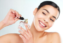 Πώς να κάνετε layering στα αρώματά σας για να βρείτε την ιδανική για εσάς μυρωδιά