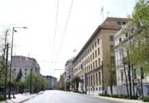 Πάσχα: Άδεια πόλη η Αθήνα, μόνο τουρίστες κυκλοφορούν στους δρόμους – Δείτε φωτογραφίες