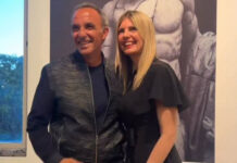 Νίκος Αλιάγας: Σπάνια εμφάνιση της συζύγου του, Τίνας Γρηγορίου στα εγκαίνια της νέα τους έκθεσης στο Παρίσι