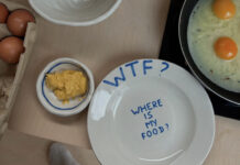 Για ένα τραπέζι που ξεχωρίζει, υιοθετήστε την τάση με τα πιάτα που αναγράφουν μηνύματα