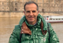 Άρης Καβατζίκης: Έβαψε για πρώτη φορά αυγά και πήρε τη βοήθεια του τηλεφώνου