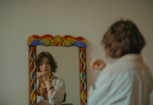 DIY: Τολμήστε έναν χρωματιστό καθρέφτη για ένα λαμπερό interior