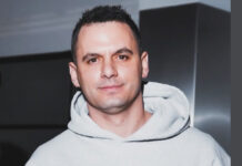 Παναγιώτης Κουτσουμπής: Έσπασε ένα σοκολατένιο αυγό με δώρο έκπληξη και αυτό που έβγαλε από μέσα το λες και κάρμα!