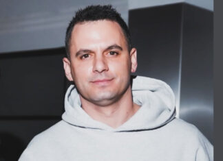 Παναγιώτης Κουτσουμπής: Έσπασε ένα σοκολατένιο αυγό με δώρο έκπληξη και αυτό που έβγαλε από μέσα το λες και κάρμα!