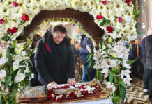 Στράτος Τζώρτζογλου: Σήκωσε τον Επιτάφιο στη Ρόδο και έκανε ανάγνωση στον Ιερό Ναό του Τιμίου Σταυρού