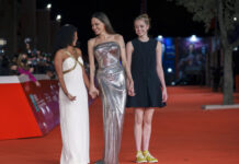 Shiloh Jolie: Η εντυπωσιακή ομοιότητά της με τη μητέρα της, Angelina Jolie, σε ένα K-pop music video προκαλεί αίσθηση