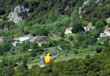 Ικαρία: Η πυροσβεστική ανέσυρε σορό Γάλλου τουρίστα από δύσβατο σημείο