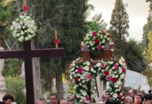 Σε κλίμα κατάνυξης η μοναδική περιφορά του επιταφίου μέσα στο Α’ Νεκροταφείο Αθηνών