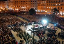 Θεσσαλονίκη: Στην πλατεία Αριστοτέλους συναντήθηκαν και φέτος οι 5 επιτάφιοι της πόλης – Κοσμοπλημμύρα και βαθιά κατάνυξη