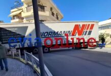 Εύβοια: Νταλίκα σφήνωσε και έκοψαν κάγκελο για να περάσει