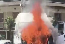 Νίκαια: Βανάκι «λαμπάδιασε» τη στιγμή που κινούταν σε κεντρικό δρόμο