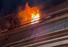 Τραγωδία στον Κολωνό: Βίντεο με τη στιγμή που οι φλόγες τυλίγουν τον τρίτο όροφο πολυκατοικίας – Νεκροί ένας άνδρας και μια γυναίκα