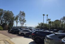 Βούλα: Έπαιρναν χρήματα για να παρκάρουν αυτοκίνητα σε δρόμους και πεζοδρόμια – 4 συλλήψεις από την ΕΛΑΣ