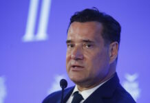 Άδωνις Γεωργιάδης: «Ο πατέρας μου πέθανε όταν ήμουν 17 χρονών και η μητέρα μου όταν ήμουν 20» – Η συγκίνηση του υπουργού Υγείας