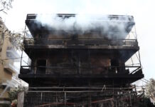 Φωτιά σε κτίριο στο Ίλιον: Κάηκαν ολοσχερώς και τα διαμερίσματα της πολυκατοικίας