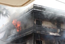 Φωτιά στο Ίλιον: «Ακούστηκαν εκρήξεις, άρπαξαν οι τέντες και οι φλόγες έγιναν ανεξέλεγκτες»