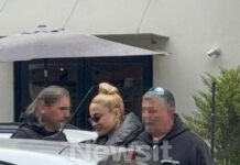 Συνελήφθη η Ιωάννα Τούνη – Η στιγμή της μεταφοράς της σε άλλο αστυνομικό τμήμα