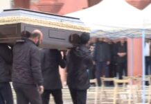 Κηδεία Ελευθερίας Γιακουμάκη: Σπαραγμός στο τελευταίο αντίο στην 43χρονη που δολοφονήθηκε από τον 39χρονο πρώην σύντροφό της