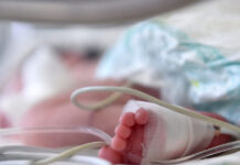 Ρόδος: Γονείς πήραν το άρρωστο βρέφος τους από το νοσοκομείο χωρίς εξιτήριο – Νοσηλεύεται διασωληνωμένο στην Αθήνα