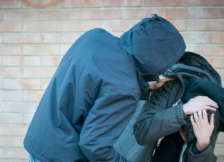 Αίγιο: Ομάδα 30 κουκουλοφόρων εισέβαλε σε μπαρ και χτύπησε νεαρούς με ρόπαλα – Τους απείλησαν με όπλο