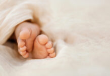 Ηλεία: Τρεις μήνες έκαιγαν, δάγκωναν και χτύπαγαν το 10 μηνών βρέφος – «Φοβόμουν τον σύντροφό μου», λέει η μητέρα του