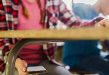 23.000 αποβολές στα σχολεία λόγω κινητού τηλεφώνου: Το αποτύπωμα της ψηφιακής απόσπασης στις τάξεις