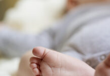 Ηλεία: Ο σύντροφος της μητέρας έκαιγε και δάγκωνε το 10 μηνών βρέφος – Προφυλακίστηκαν και οι δύο