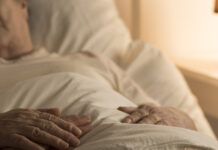 Χαλκίδα: Χτύπησε με τον σύντροφό της την ηλικιωμένη μητέρα της και την έβαλε να κάτσει «τιμωρία» στο ένα πόδι