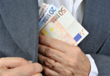 Θεσσαλονίκη: 4 χρόνια φυλακή στον 22χρονο που έπεισε ηλικιωμένη να ξεθάψει 100.000 ευρώ από την αυλή της