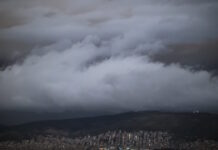 Η κακοκαιρία Erminio σφυροκοπά τη χώρα: Συνεχίζονται οι ισχυρές καταιγίδες και οι θυελλώδεις άνεμοι – Σε συναγερμό 11 περιοχές