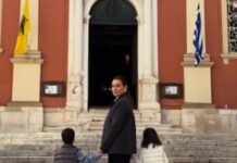 Όλγα Κεφαλογιάννη: Στην Κέρκυρα με τα δίδυμα παιδιά της για το Πάσχα – Ανάψαν κεράκια και παρακολούθησαν τα δρώμενα στο νησί