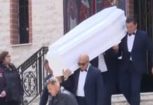 Άγιος Δημήτριος: Ράγισαν καρδιές στην κηδεία του 27χρονου που δολοφονήθηκε στο Πάρκο Ασυρμάτου – Τραγικές φιγούρες οι γονείς του